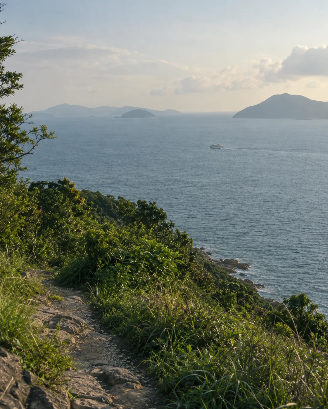 海岸小徑、海面及遠山的自然攝影風格情境圖
